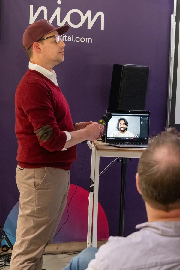 Remote Q&A Session mit Anthropic auf dem Laptop