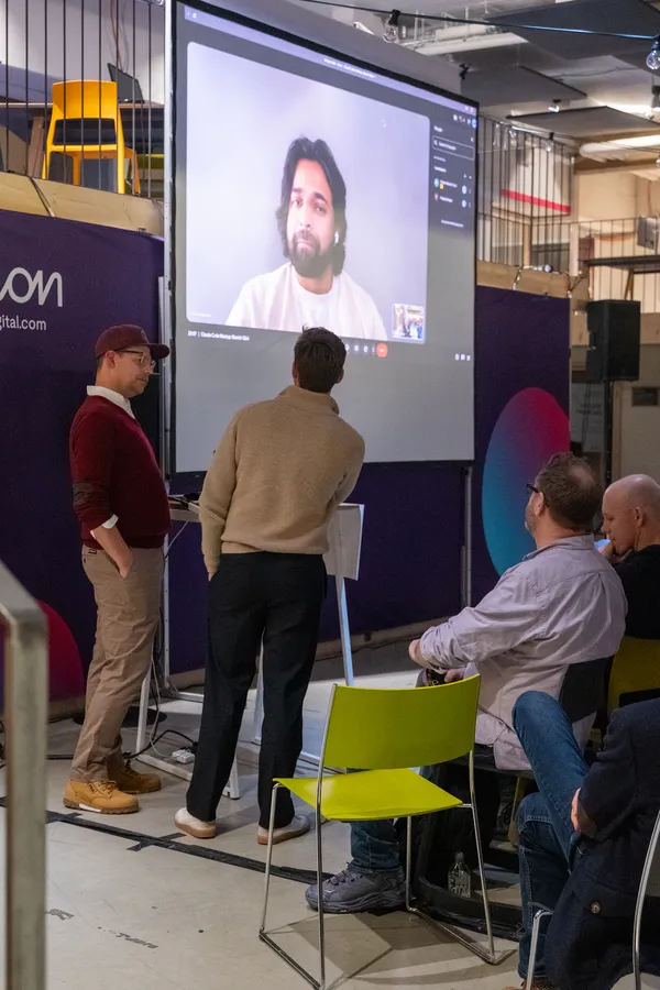 Publikum verfolgt die Remote Q&A Session auf der Leinwand