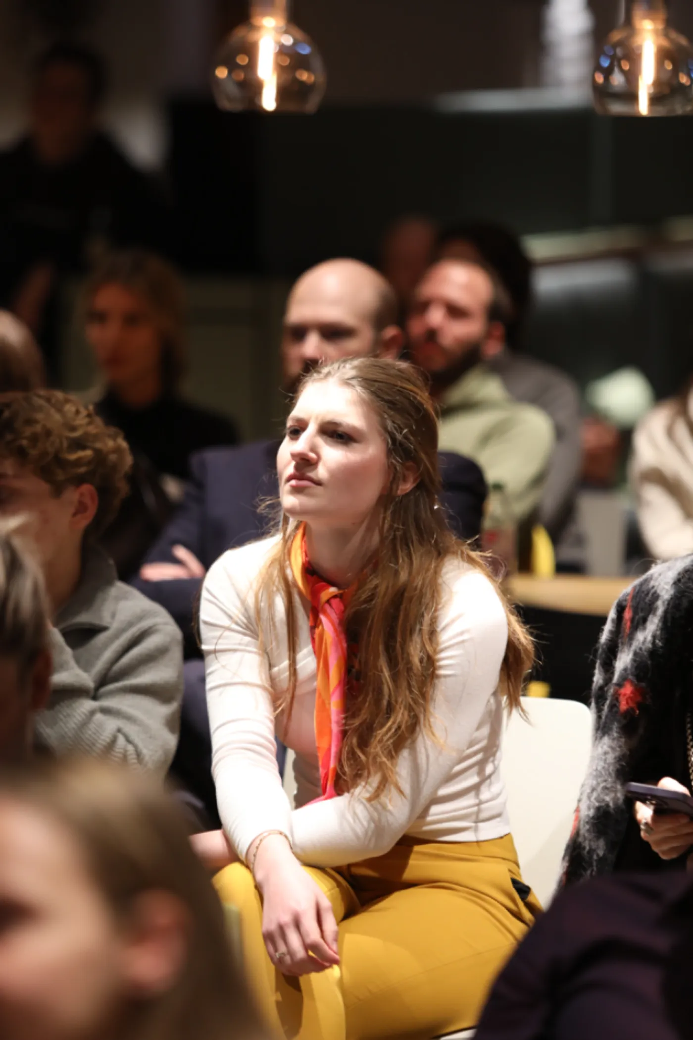 Teilnehmerin hört aufmerksam dem Vortrag zu