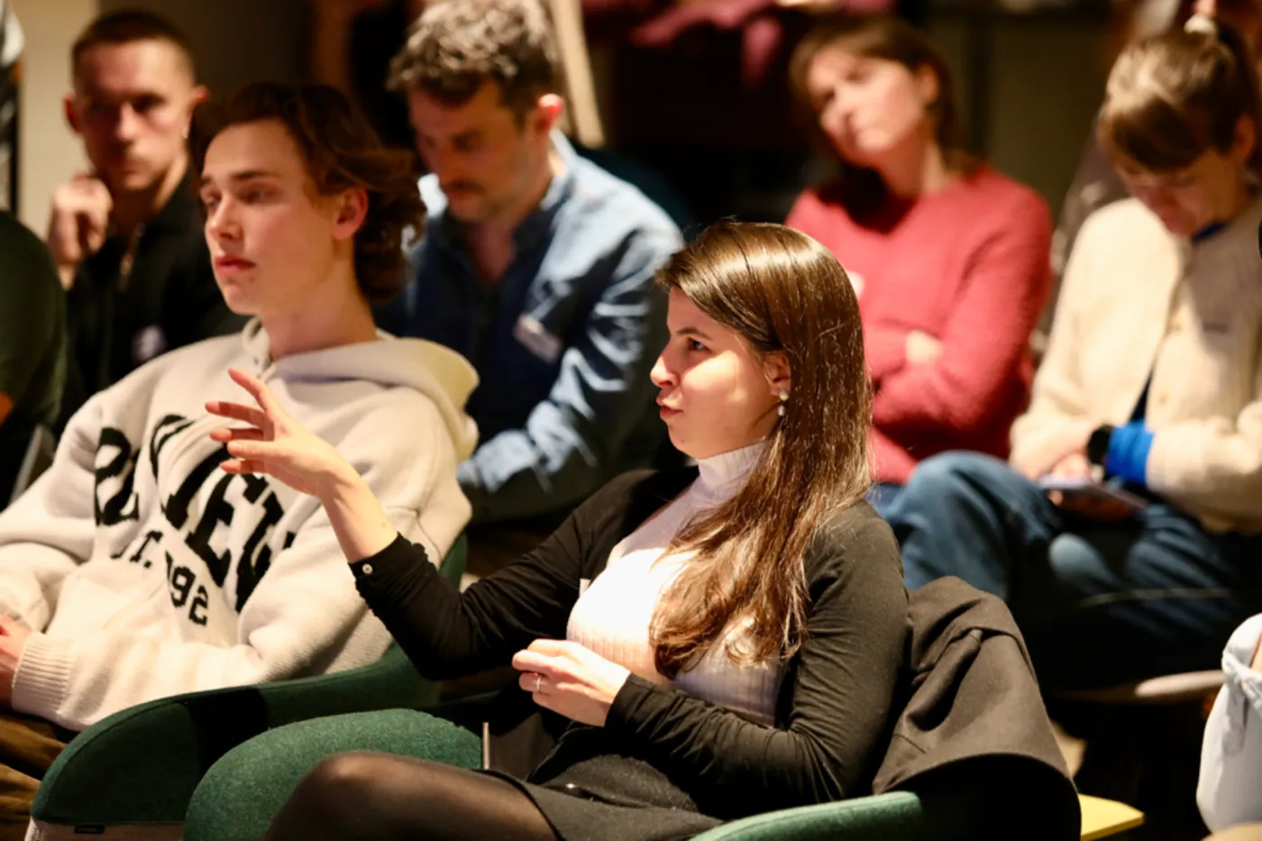 Teilnehmer lacht während der Networking-Runde