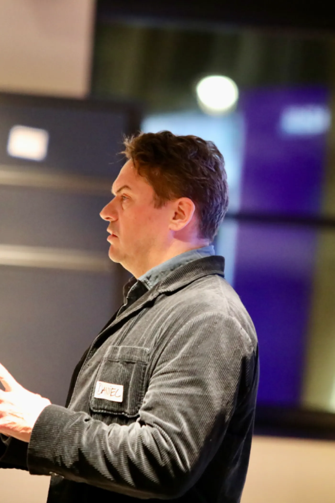 Teilnehmerin stellt eine Frage aus dem Publikum