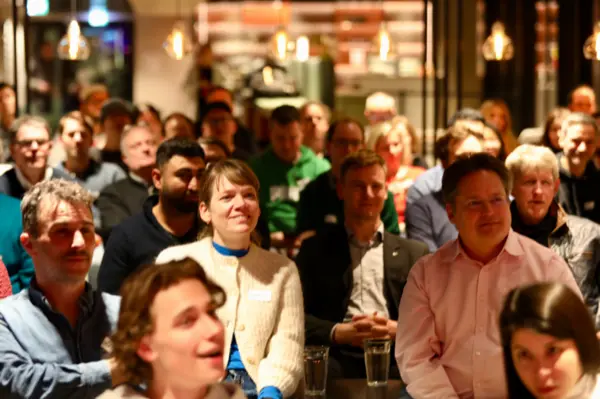 Publikum verfolgt gespannt die Lightning Talks bei Accenture