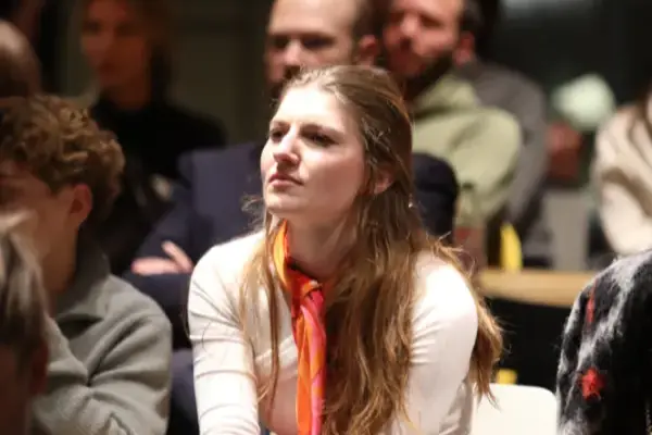 Teilnehmerin hört aufmerksam dem Vortrag zu