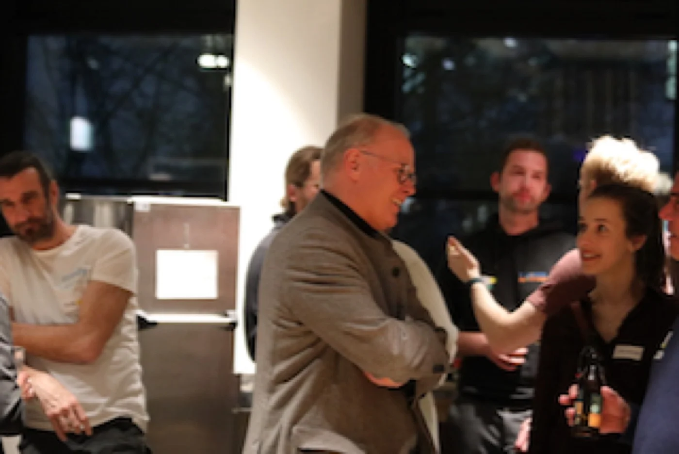 Teilnehmer im angeregten Gespräch beim Networking