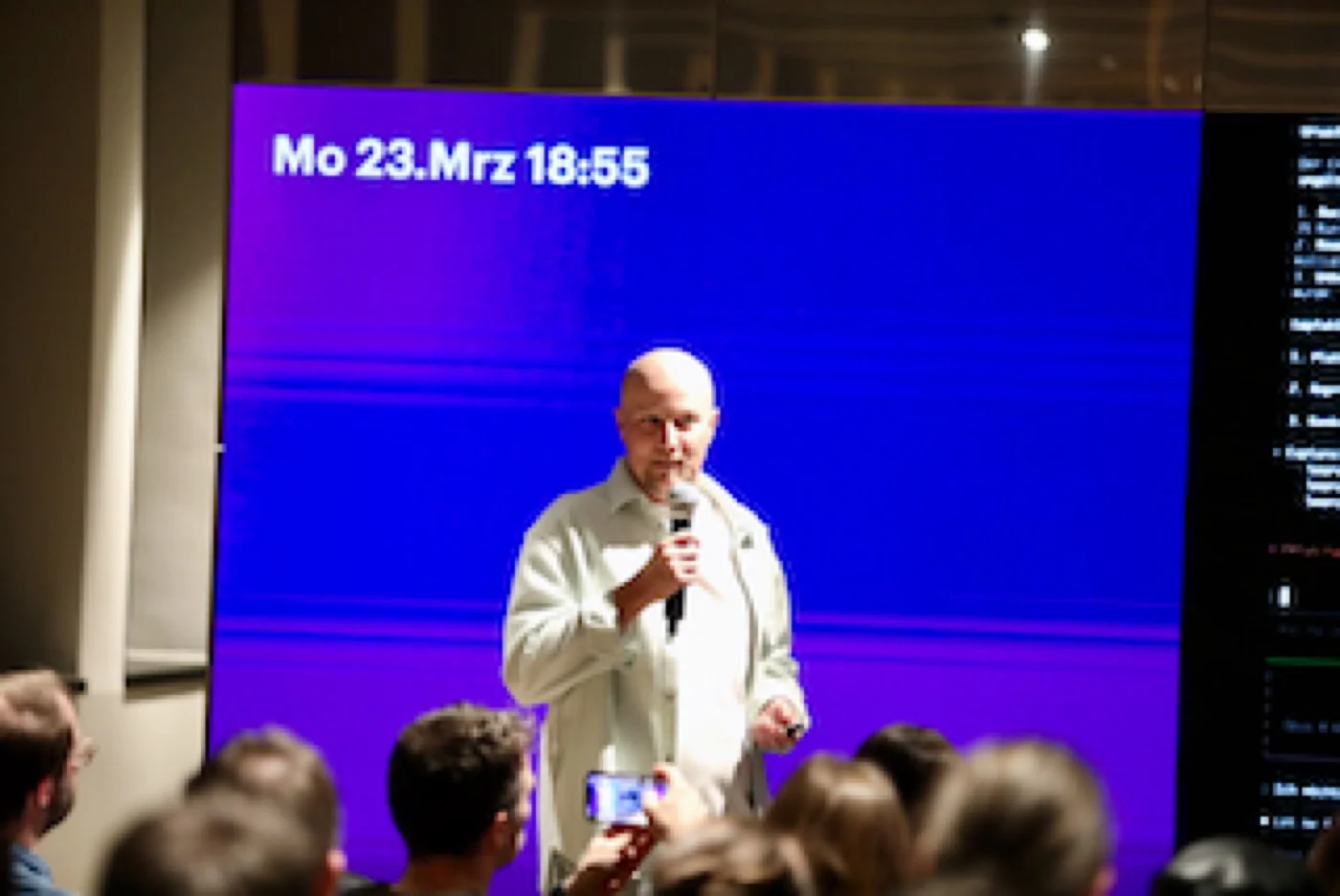 Speaker bei der Begrüßung auf der Bühne bei Accenture