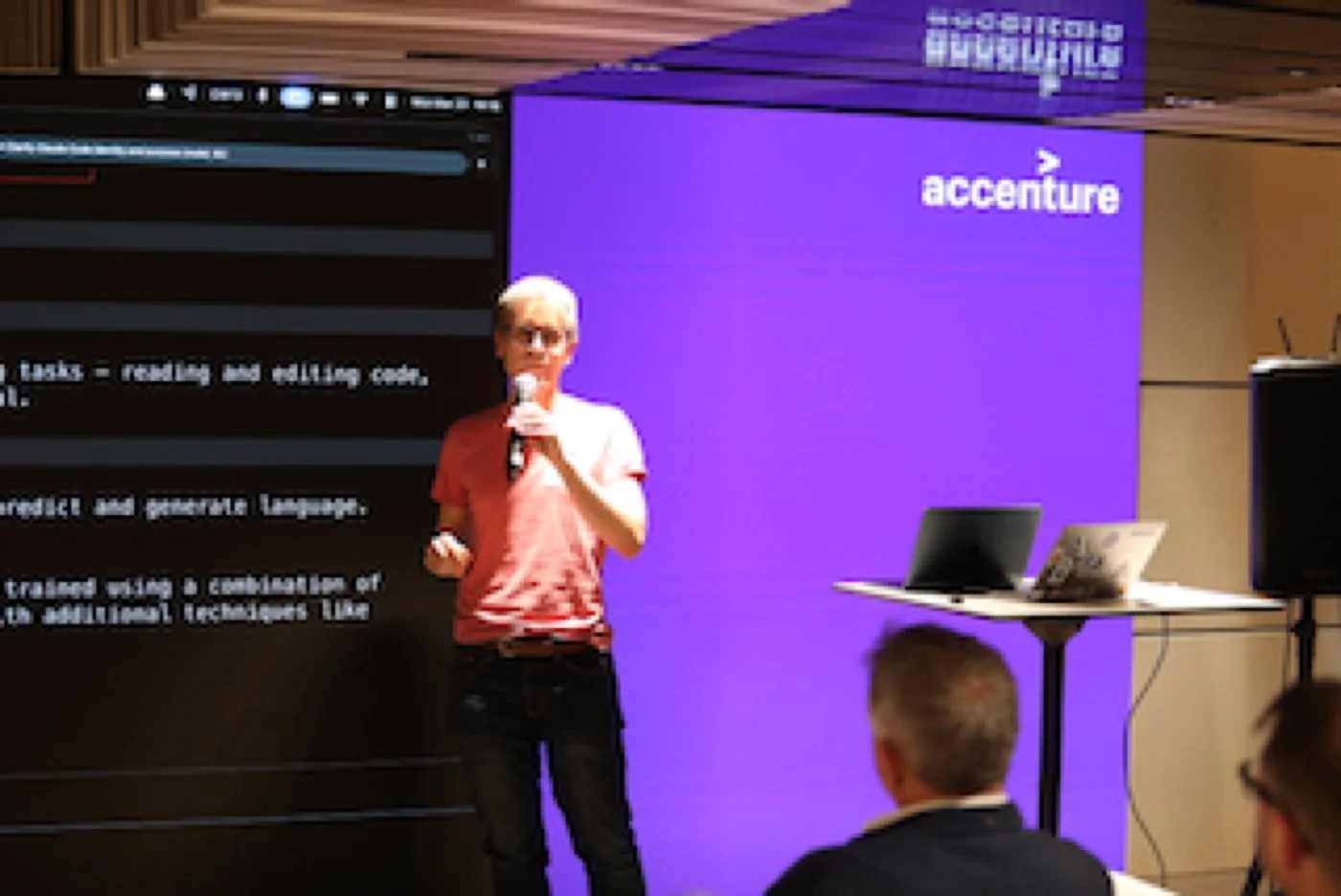 Speaker präsentiert Lightning Talk bei Accenture