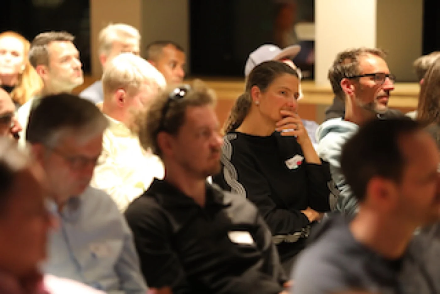 Publikum verfolgt aufmerksam die Lightning Talks