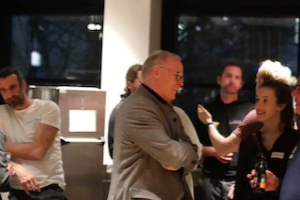 Teilnehmer im angeregten Gespräch beim Networking