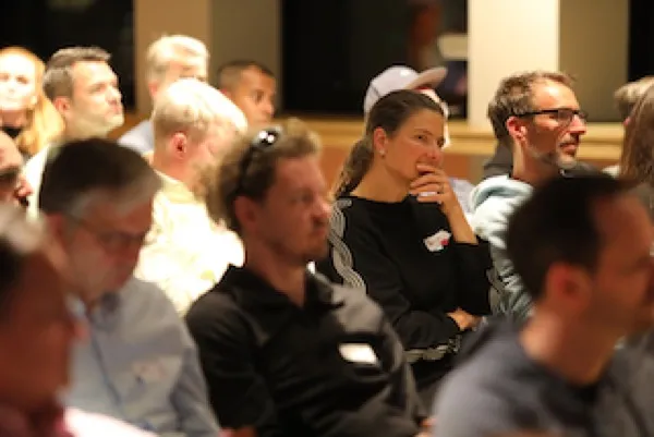 Publikum verfolgt aufmerksam die Lightning Talks