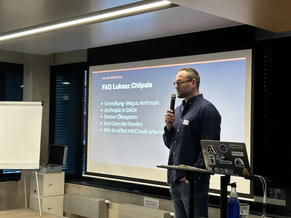 Lukasz Chlipala (Anthropic) im Live-Q&A bei Codecentric