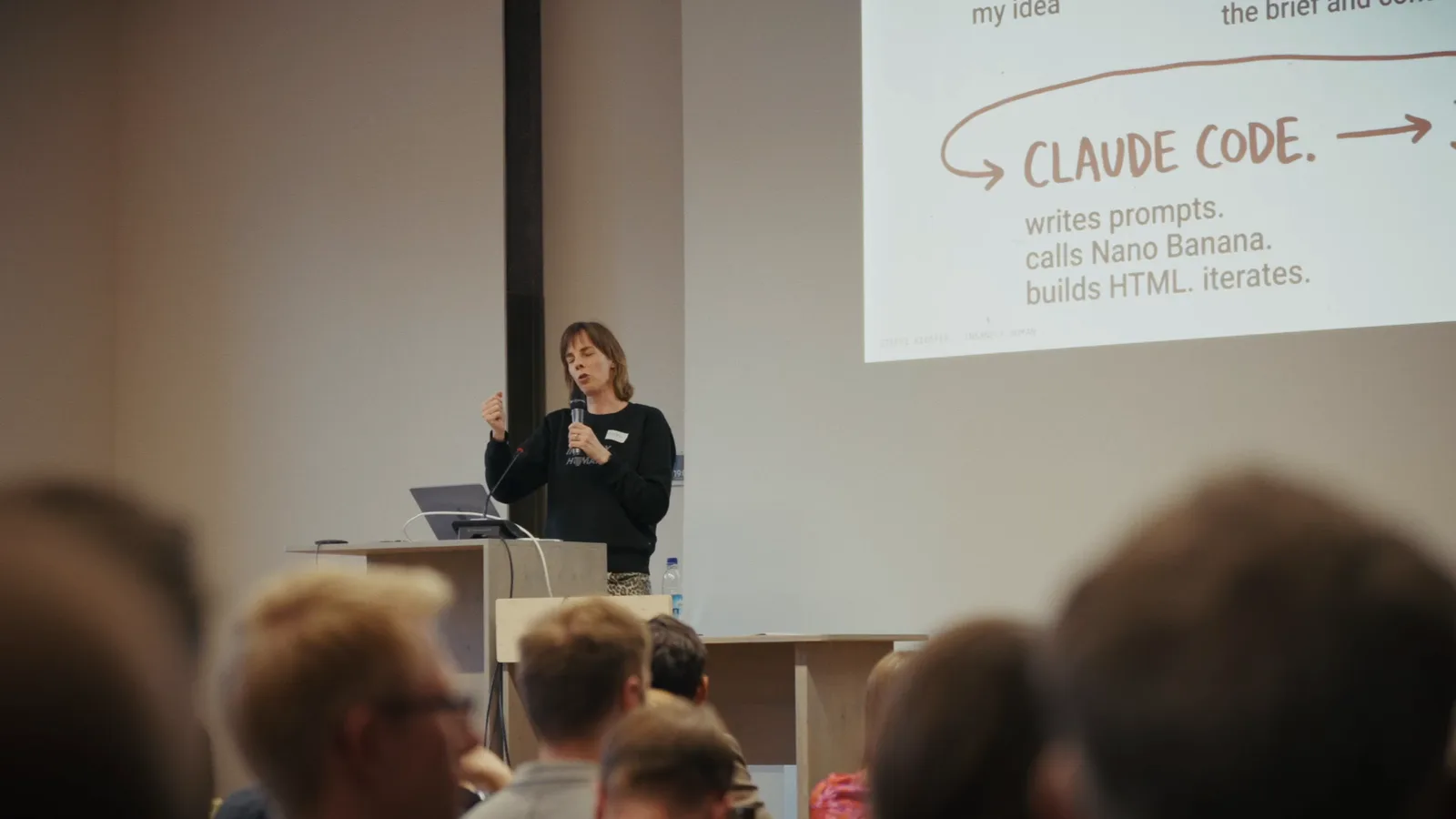 Steffi Kieffer beim Lightning Talk „What Claude Can Do Beyond Text and Code“ – Claude Code für Websites, Slides und Graphics