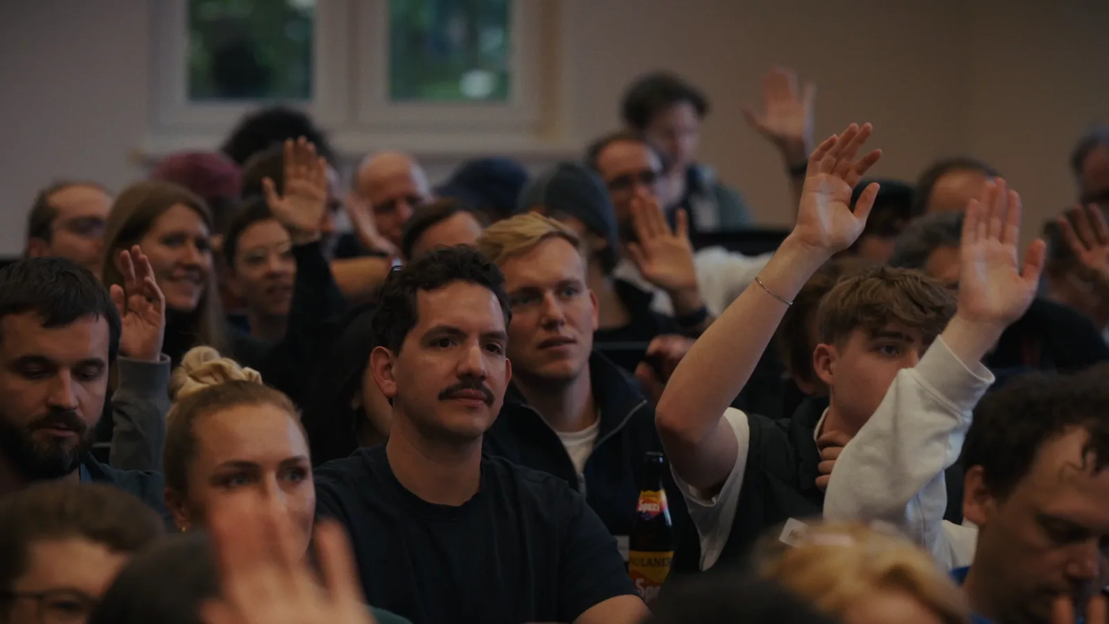 Publikum mit Wortmeldungen beim Claude Code Meetup München #5 an der Hochschule München