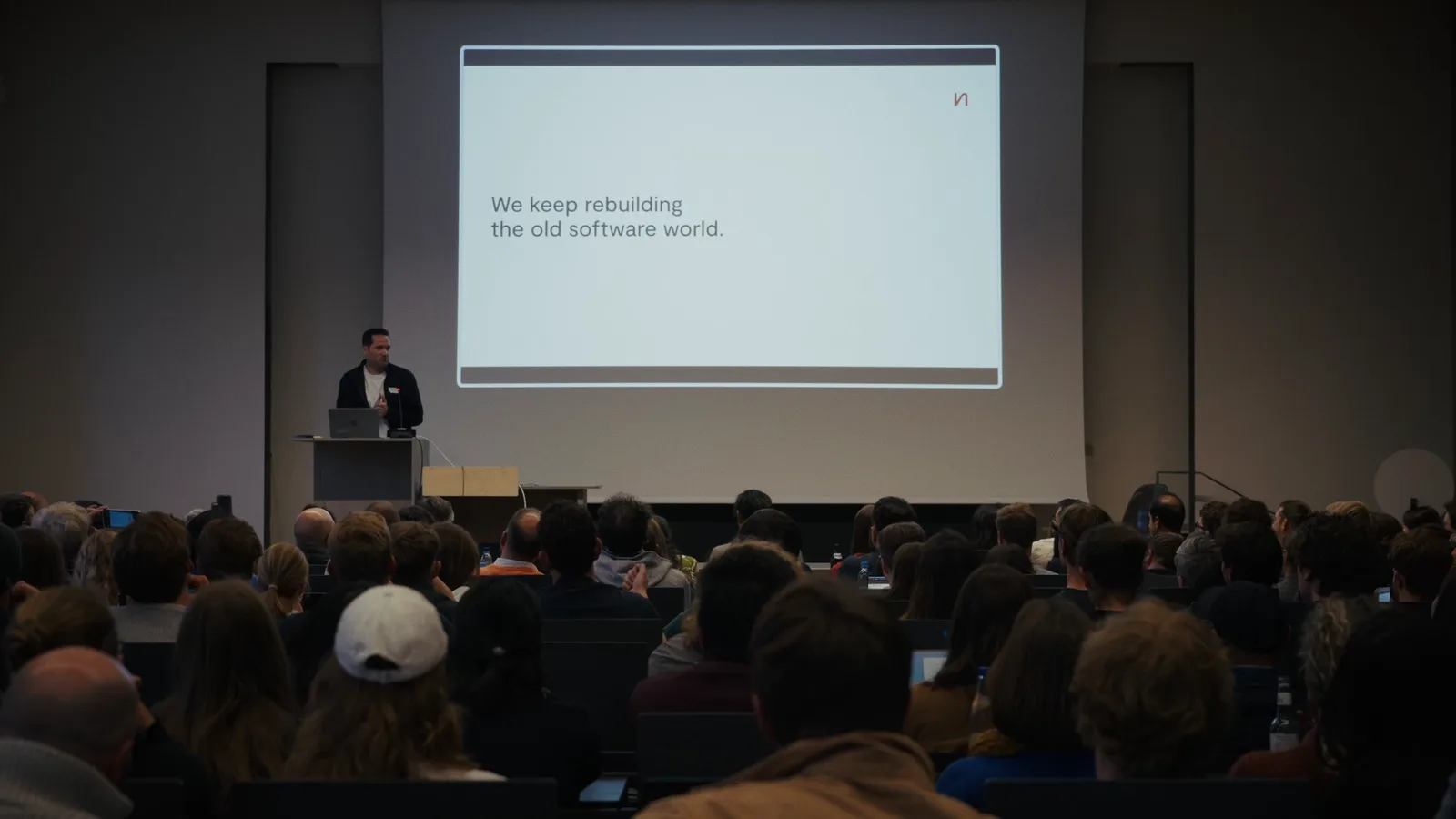 Jens Franke beim Talk „Beyond AI“ – „We keep rebuilding the old software world“