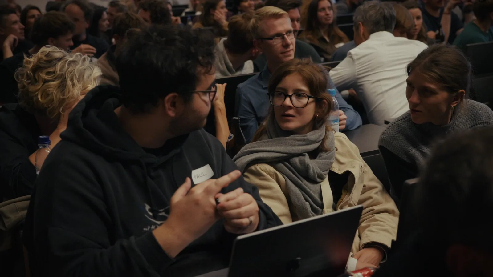 Teilnehmende mit Laptop beim Claude Code Meetup München #5