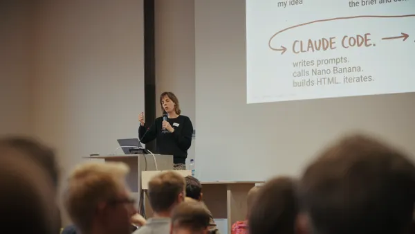 Steffi Kieffer beim Lightning Talk „What Claude Can Do Beyond Text and Code“ – Claude Code für Websites, Slides und Graphics