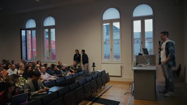 Lightning Talk im Hörsaal der Fakultät für Design der Hochschule München