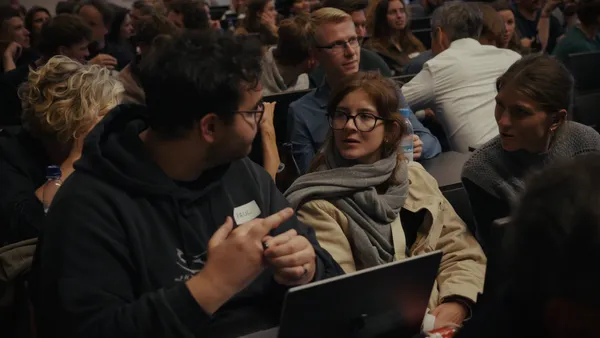 Teilnehmende mit Laptop beim Claude Code Meetup München #5