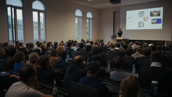 Voller Hörsaal beim Claude Code Meetup München #5 an der Hochschule München
