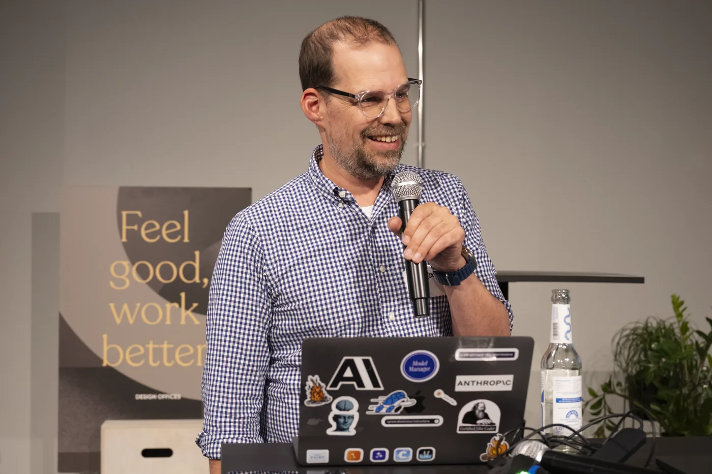 Lightning Talk beim Claude Code Meetup München #6 – Speaker mit Anthropic-Laptop