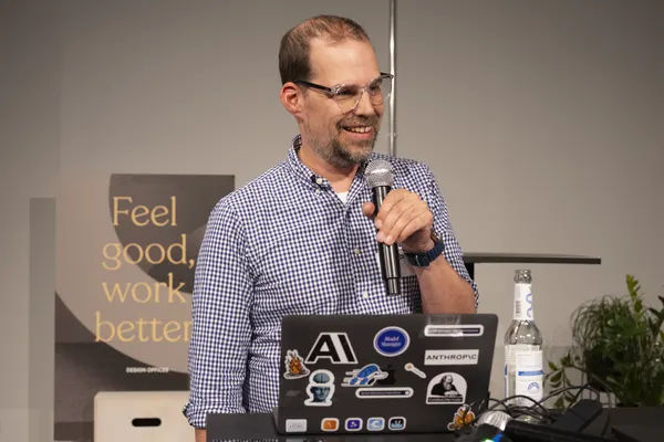 Lightning Talk beim Claude Code Meetup München #6 – Speaker mit Anthropic-Laptop