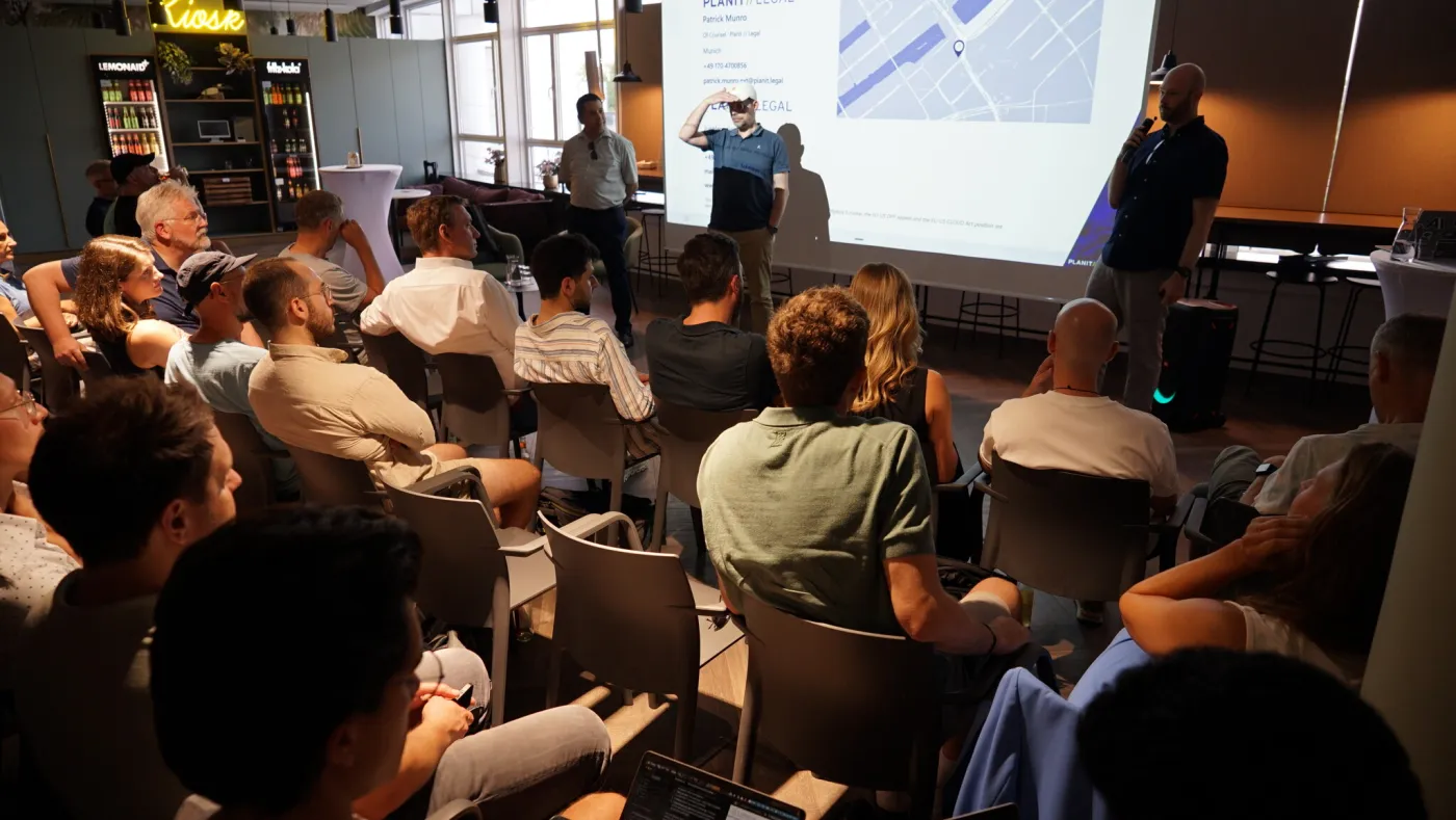 Blick aus dem Publikum auf die Bühne während eines Lightning Talks bei Meetup #7