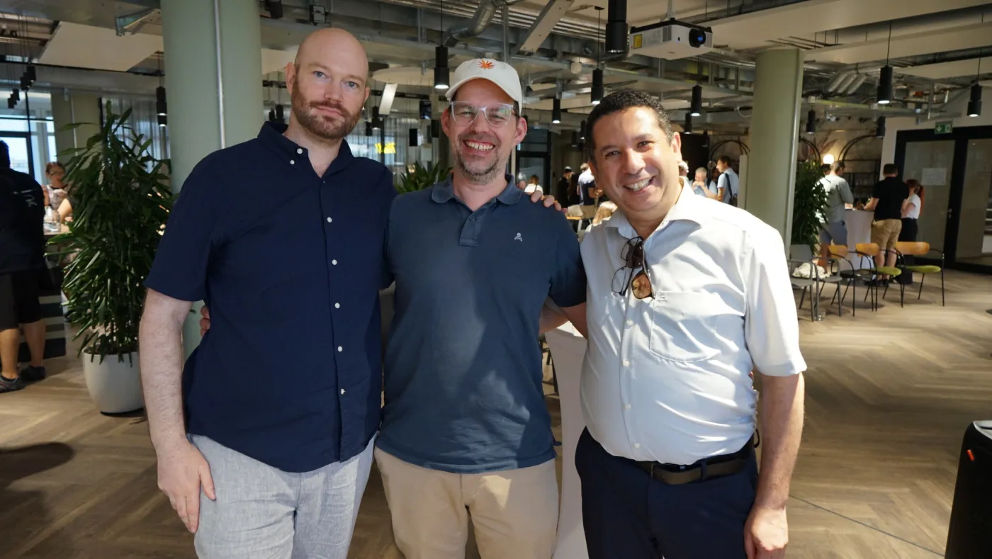 Organisatoren und Speaker beim Networking im Hauptraum von 1000 Satellites