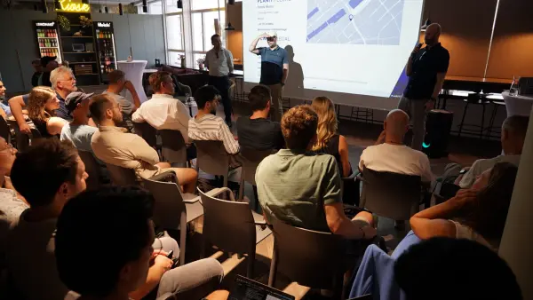 Blick aus dem Publikum auf die Bühne während eines Lightning Talks bei Meetup #7