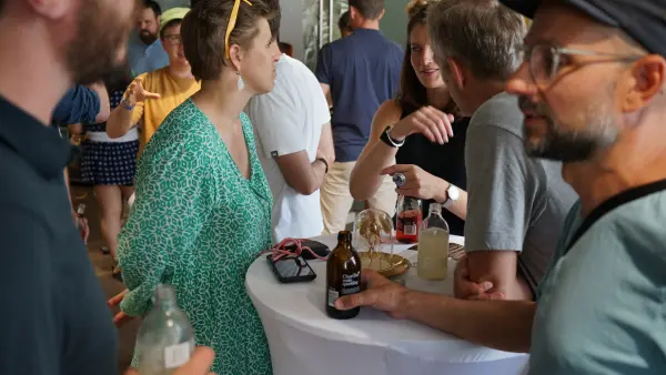 Networking an Stehtischen mit Getränken nach den Talks