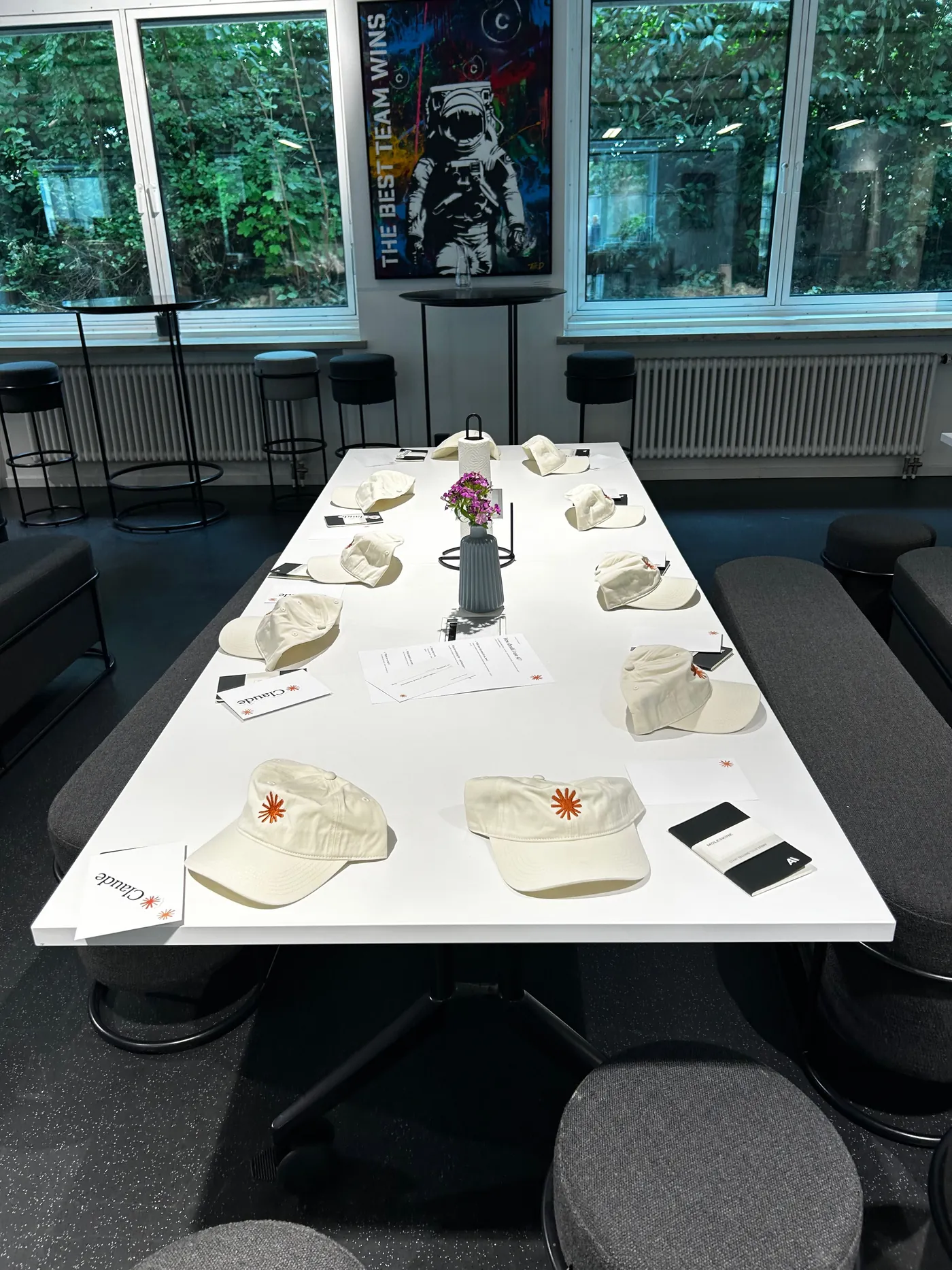 Gedeckter Tisch mit Claude-Caps und Tischkarten vor Beginn der Claude Conversation