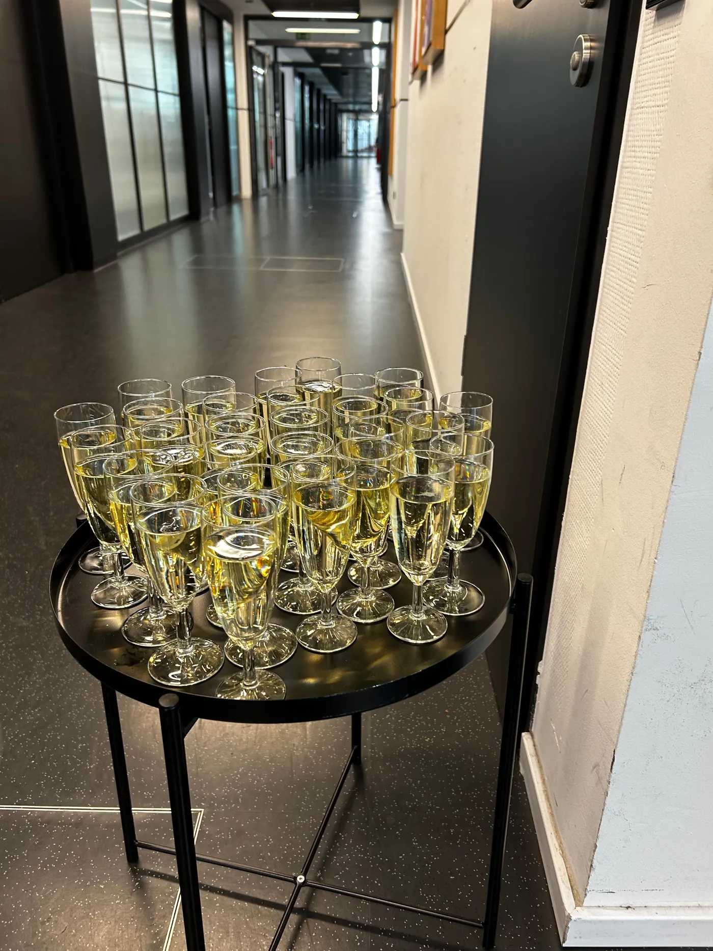 Tablett mit Prosecco-Gläsern für den Empfang im Gang