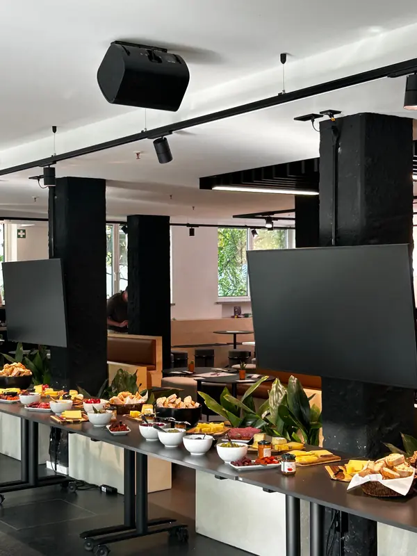 Buffet mit Käse, Aufschnitt und Brot im Veranstaltungsraum bei Make