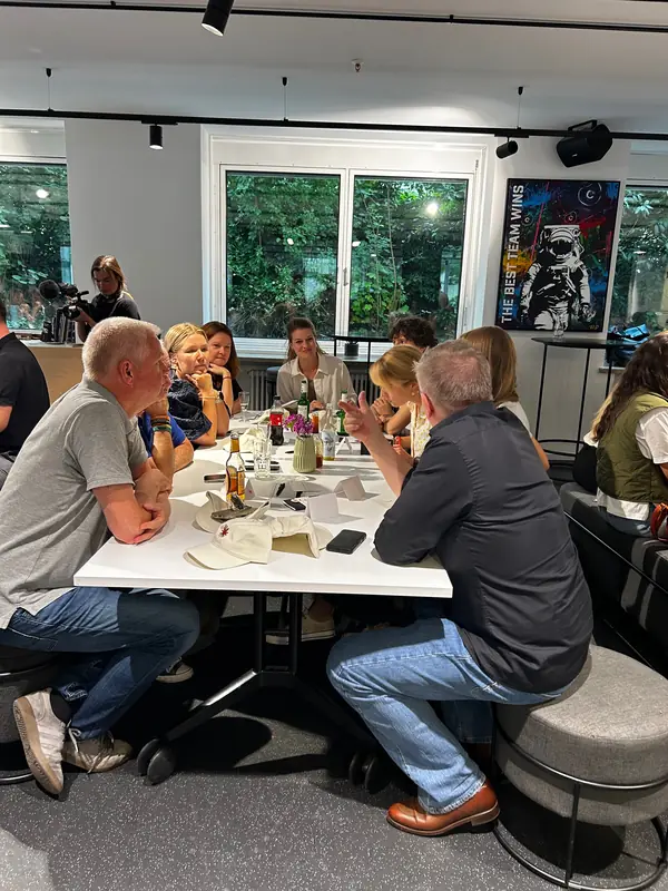 Eine Tischrunde diskutiert die Leitfrage des Abends