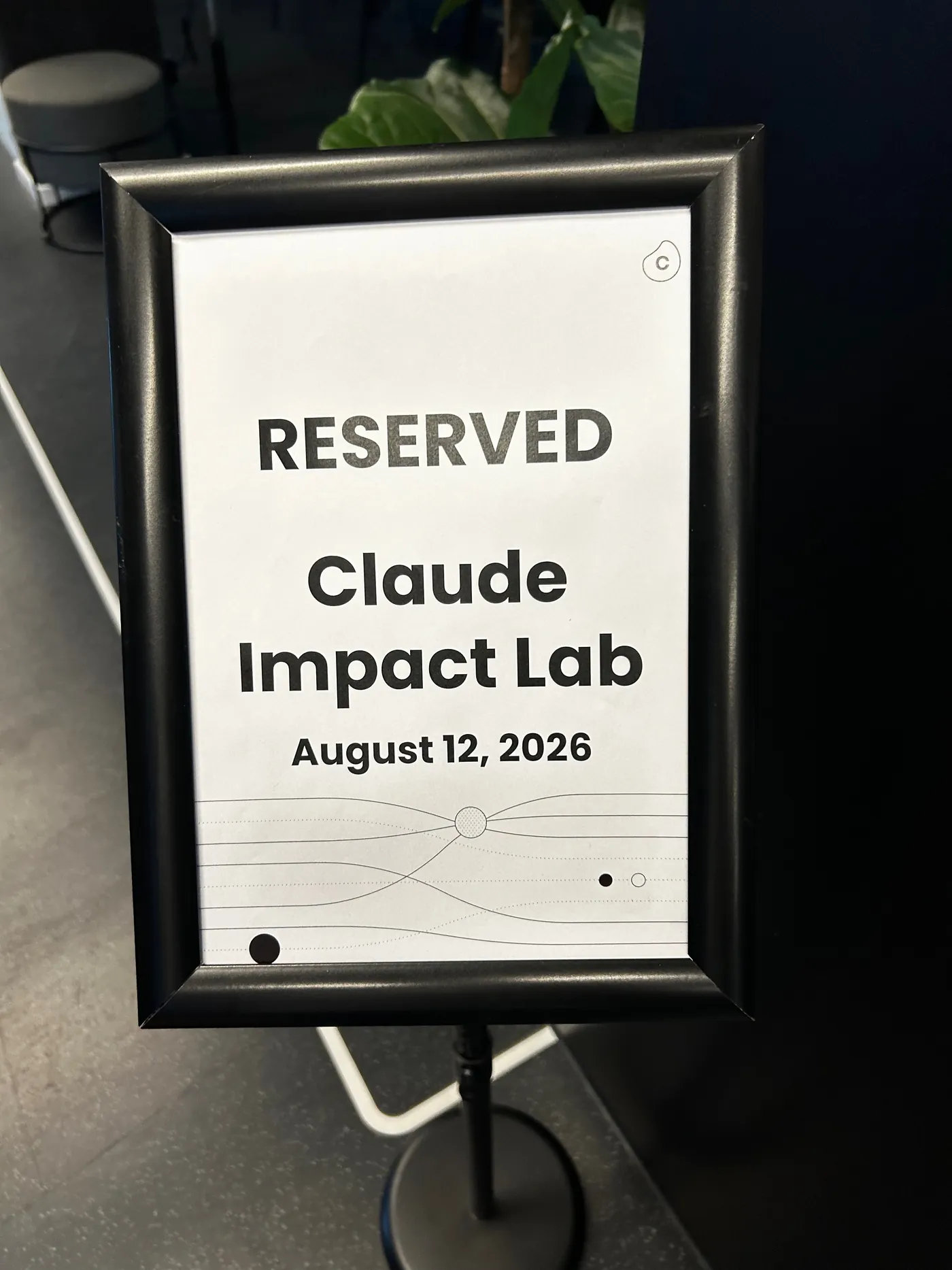 Aufsteller mit der Aufschrift „Reserved, Claude Impact Lab, August 12, 2026“