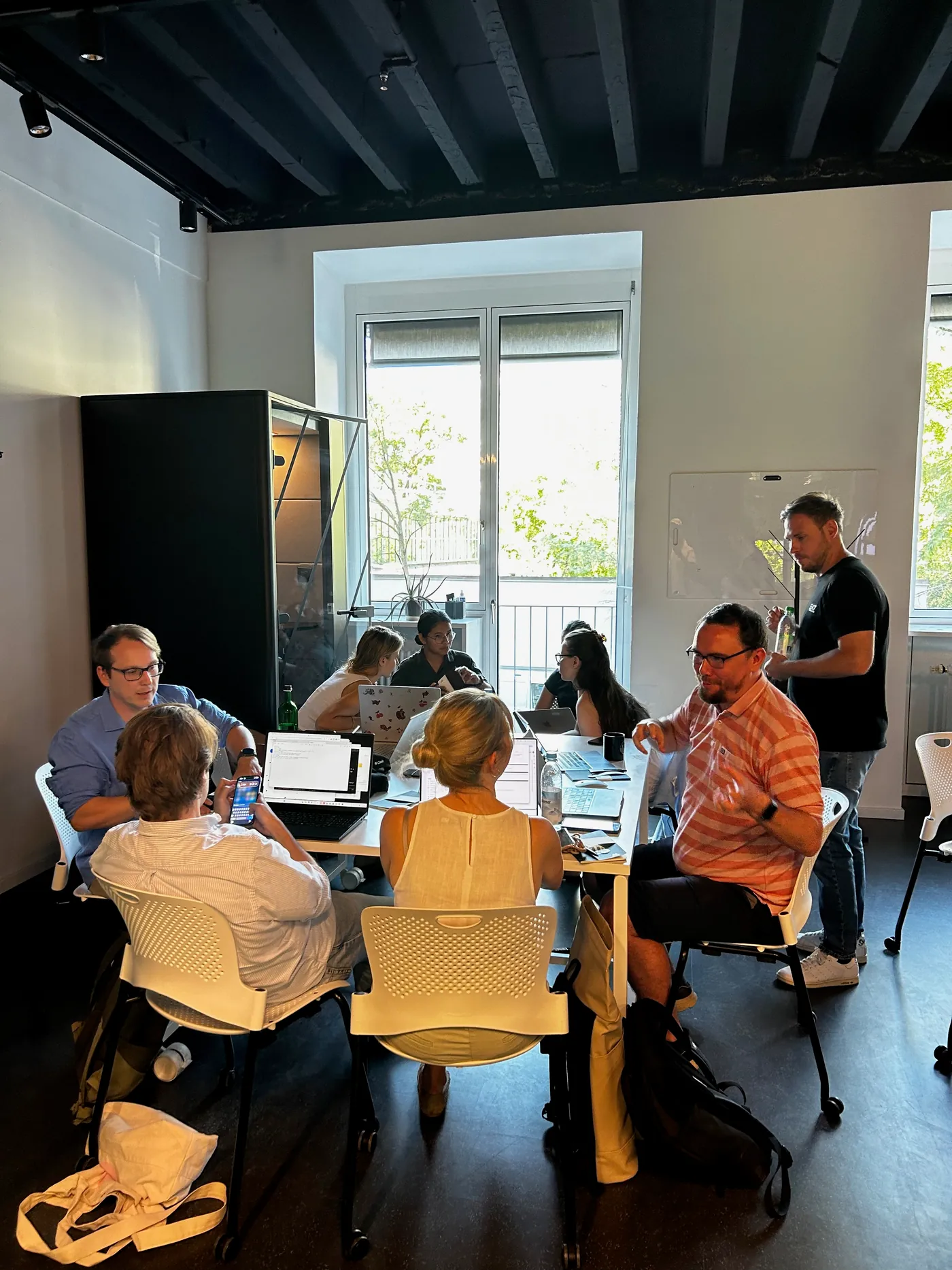 Ein Team arbeitet am Tisch an seinem Projekt