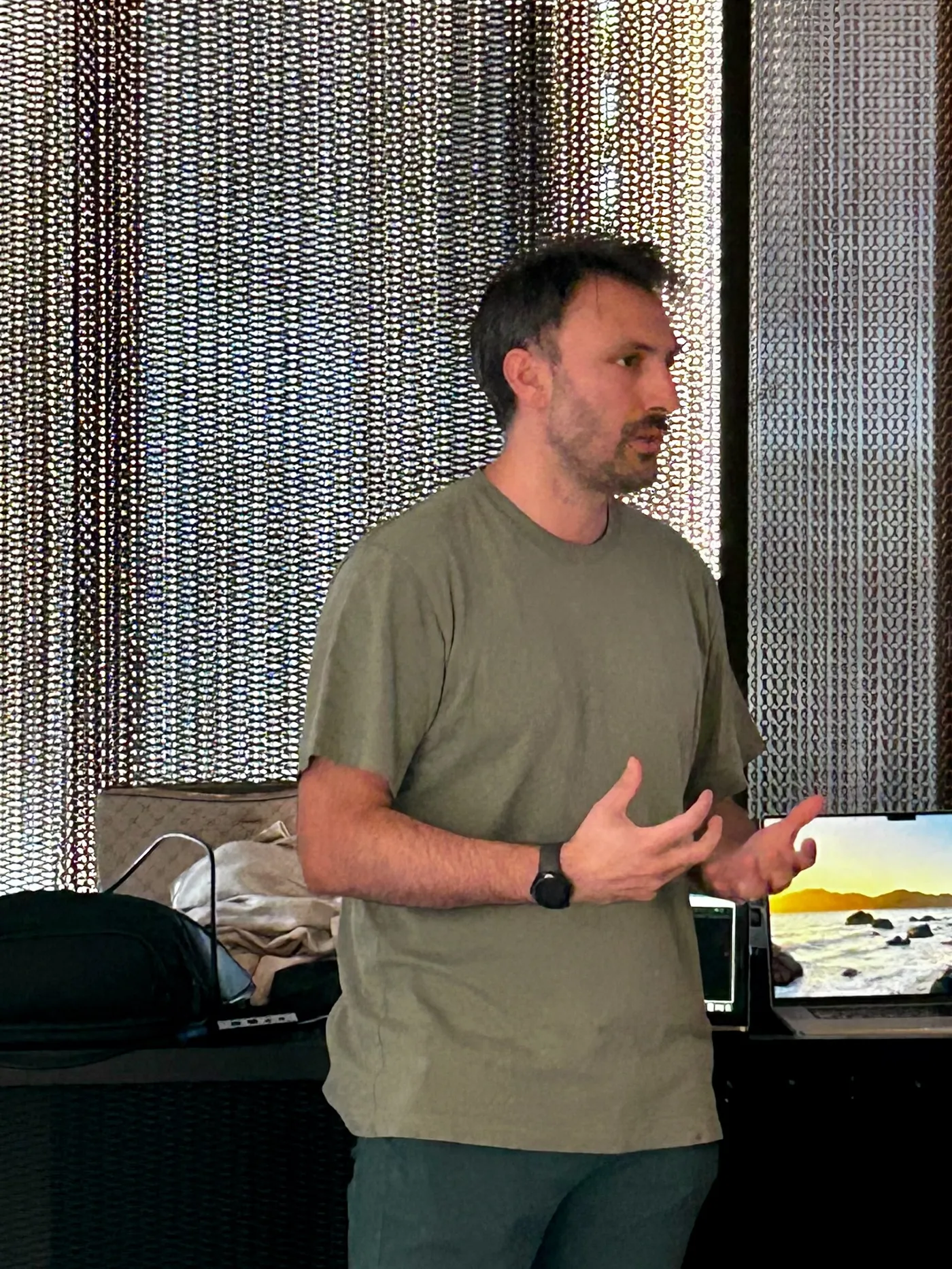 Carlo Venticinque (Quotabus) erklärt im Lightning Talk, wie eine Kundenanfrage mit Claude von der Inbox bis zur Aktion läuft