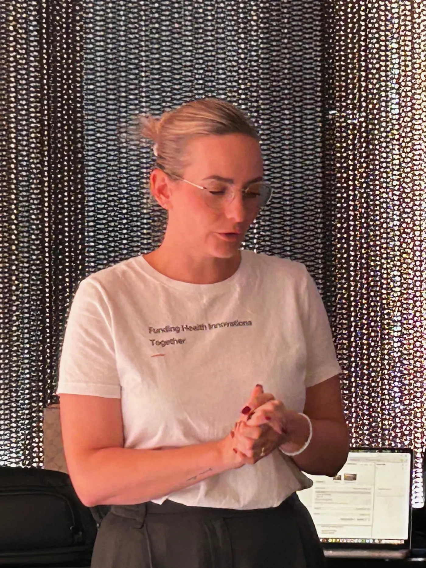 Luisa Wasilewski (halbzeit.ai) im Lightning Talk über ein Gründerteam ohne Mitarbeitende, in dem Claude Marketing, Legal und Finance übernimmt