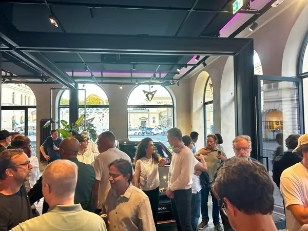 Networking vor dem Programm in der CUPRA City Garage am Odeonsplatz – dichtes Gedränge vor den Rundbogenfenstern