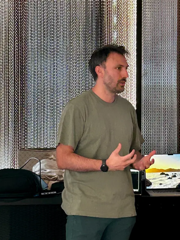 Carlo Venticinque (Quotabus) erklärt im Lightning Talk, wie eine Kundenanfrage mit Claude von der Inbox bis zur Aktion läuft